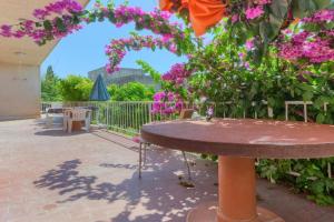 Modern luxury 2-bedroom apt with balcony & patio, Kastel Stari