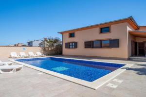 Villa Ena, Bagnole