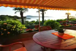 TRI PALME Apartments, Prvic Luka