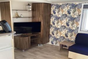 Linge literie et toilette fournis, un grand confort, à côté ou à 5 minutes des piscines tous 3 chambres grande terrasse couverte Guest house, Frejus