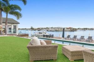 Amazing Canal House with Private Jetty, Gym & Pool, Mooloolaba
