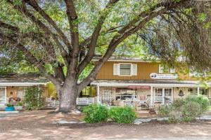 Binky's Summer Afternoon Guest house, Fredericksburg