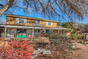 Binky's Nest Apartments, Fredericksburg