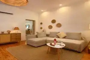 La Maisonette House in the Heart of Close to Rovinia Beach & Paleokastritsa, Liapades