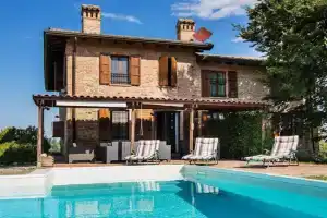 Sunny holiday home with swimming pool, Tabiano
