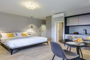 Dora rooms and studios, Sutivan