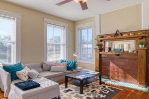 Open & Bright - 5 min drive to TIAA Bank field Apartments, Jacksonville