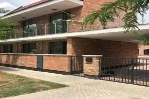 Castellum Apartmanház, Gyula