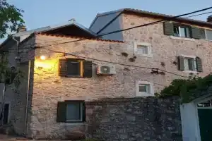 Stonehouse on the Hill, Betina