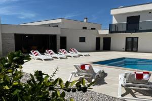 Villa Mare - Modern villa with swimming pool and jacuzzi, Pula