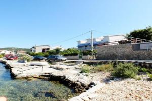 Apartments by the sea, Trogir - 19014, Vinisce