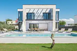 Villa Grota - Luxury 4-Bedroom Villa with Private Pool & Garden near Poreč, Porec