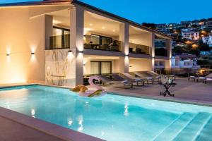 Villa Nina - Apartments with pool near the sea, Rabac