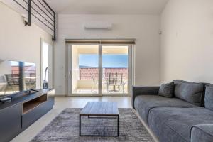 Sunrise Apartment, Cerzo