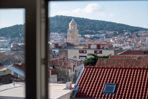 LIGHTHOUSE, Split