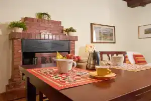 Cozy Tuscany Apartment in by Countryside & Sea, Suvereto