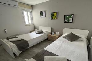 F3 Room 2, Private Room two single beds shared bathroom, Msida