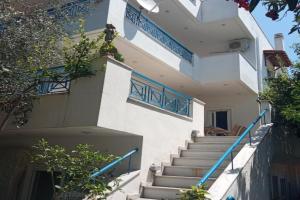 A cozy whole house near the airport and the beach, Artemida