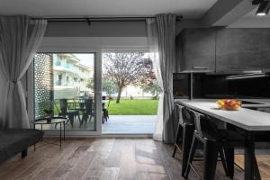 "HoMes" II, The aRt BoutiQue experience by Lou Lenny Apartments, Kallithea