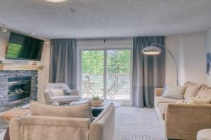 Cozy 2 BR - King and Queen Condo Sleep up to 6 for WFH & Vacation Apartments, Canmore