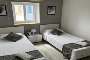 F5 Room 3, Private Room two single beds shared bathroom in shared Flat, Msida