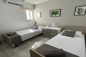 F6 Room 2, Private Room two single beds shared bathroom in shared Flat, Msida