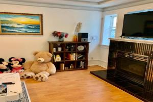One Bedroom queen bed Sharing Washroom in Tiger Sweet House License##, Richmond
