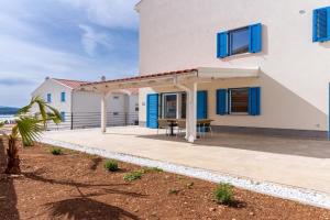 Blue Sorbeto Apartments, Cerzo
