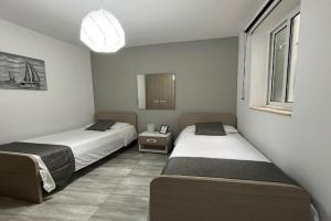 F7 Room 2, Private Bedroom two single beds shared bathroom in shared Flat, Msida
