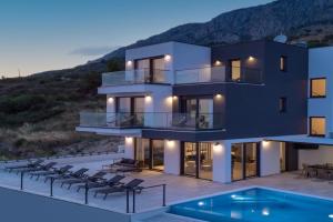 Seaview Villa Marila with a private pool with hydromassage, 3 en suite bedrooms, 1km from beach, Mimice