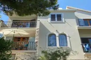 Apartman V2, Seget Vranjica