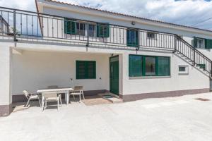 Stunning Apartment In, Kastel Stari