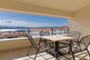 Breakaway Apartment, Cerzo