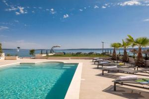 Beachfront Villa Anemona with Pool, Kastel Stari