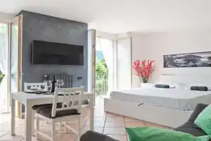 GuestHost - Lake Como Studio with Balcony & Parking!, Lenno