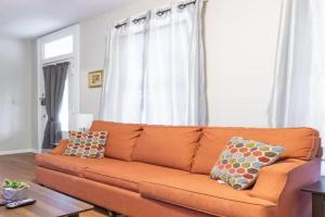 Wrap-Around Porch Uptown Stay-Pets Welcome! Guest house, Columbus