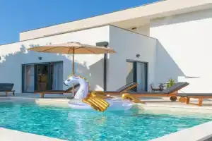 Villa Hana, Pula