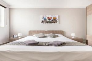 F8 Room 1, Private Double room with private bathroom in shared Flat, Msida