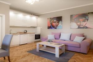 DuMalux Velvet Apartments, Subotitsa