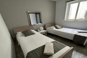 F8 Room 2, Private Room two single beds shared bathroom in shared Flat, Msida
