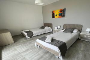 F8 Room 3, Private Room two single beds shared bathroom in shared Flat, Msida