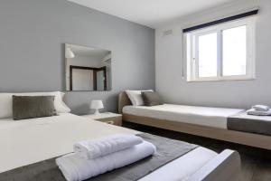 F9 Room 2, Private Room two single beds shared bathroom in shared Flat, Msida