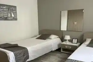 F10 Room 2, Private Room two single beds shared bathroom in shared Flat, San Gwann