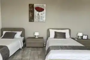F10 Room 3, Private Room two single beds shared bathroom in shared Flat, San Gwann