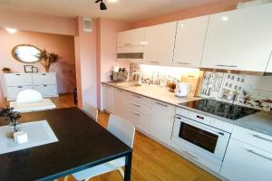 SUNSET Apartment Near Sea - Family Friendly space with Bath and Good Coffee, Ventspils