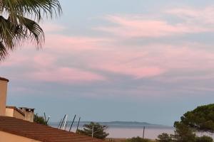 Maison de vacances à l'Ayguade classée 3 étoiles, climatisée,3mn à pied plage et restos ,5mn aéroport, 10mn gare Guest house, Hyeres