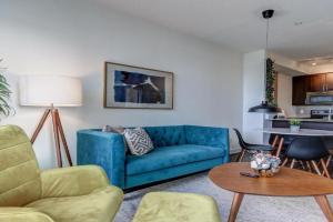 The Benetton Suite - Square One 1 BR + Den + 1 Parking Apartments, Mississauga