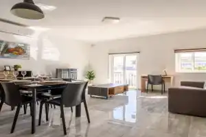 F11 Modern and Bright Apartment in Malta, San Gwann
