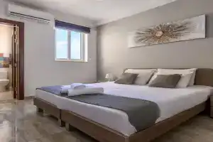 F11 Room 1, Private double room with private bathroom in shared Flat, San Gwann