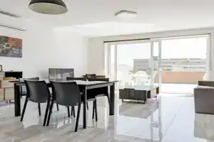 F12 Room 1, Private Room two single beds shared bathroom in shared Flat, San Gwann